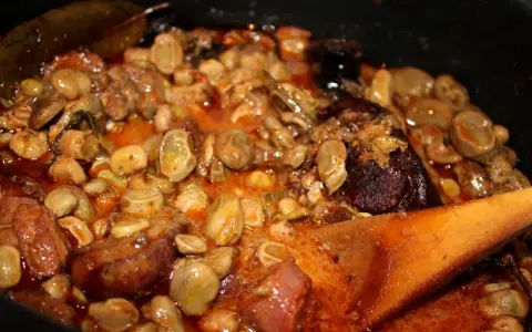 Un reconfortante plato de faves a la catalana, con habas tiernas, trozos de butifarra y un rico sofrito.