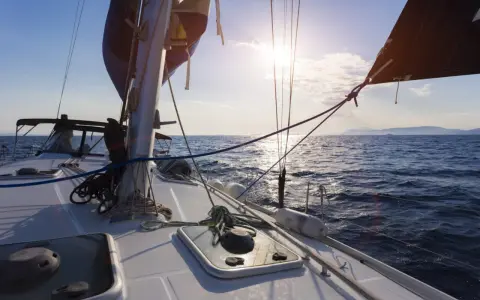 Voilier en pleine traversée atlantique, le soleil brille. Le prix d'une telle aventure est inestimable.