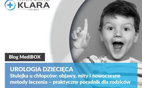 Uśmiechnięty chłopiec z uniesionym palcem, symbolizujący wiedzę o problemie stulejka u dziecka. Poradnik urologii dziecięcej.