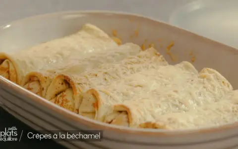 Crêpes à la béchamel gratinées, dorées et appétissantes, prêtes à être dégustées dans un plat en céramique.