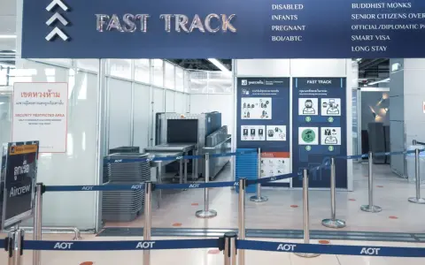 Szybsza ścieżka na lotnisku. Fast track co to? To specjalna kolejka dla pasażerów uprzywilejowanych, np. biznesowych, niepełnosprawnych, rodzin z dziećmi.