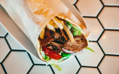 Kebab w bułce: Od 600 do 1500 kcal! Jak wybrać ten lżejszy?