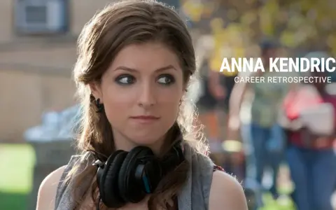 Anna Kendrick con cuffie, in un'immagine che celebra i suoi programmi TV e la sua carriera.