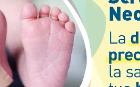 Piedini di neonato con braccialetto identificativo e cerotto, pronti per la **chiamata per secondo screening neonatale**. Diagnosi precoce per la salute del tuo bambino.