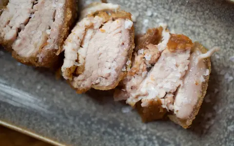 Trozos de cerdo crujiente, perfectos para acompañar una buena cerveza en la taberna y media.