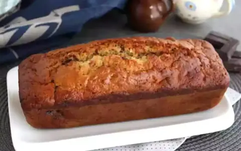Un délicieux gâteau banane chocolat, doré et moelleux, prêt à être dégusté. Parfait pour le goûter.