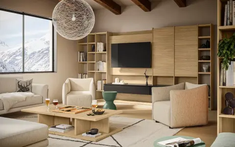 Soggiorno accogliente con divani chiari, tavolino in legno e librerie. Perfetto per arredare casa moderna con stile e comfort.