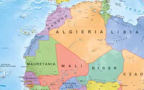 Mapa polityczna północno-zachodniej Afryki, pokazująca wszystkie kraje afryki, w tym Maroko, Algierię, Libię, Mauretanię, Mali, Niger, Czad, Senegal, Gwineę.