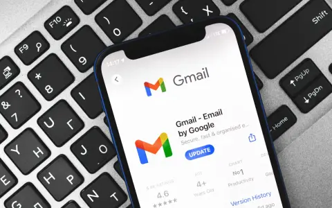 Telefon z aplikacją Gmail na klawiaturze. Dowiedz się, jak zmienić hasło do Gmaila, aby zabezpieczyć swoje konto.