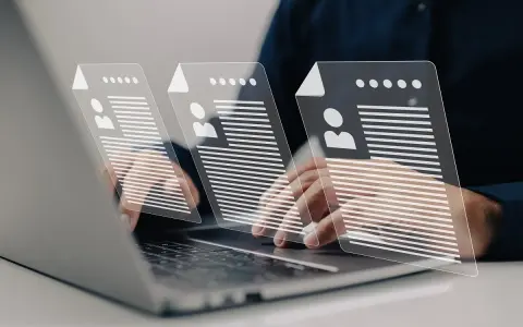 Pracownik samorządowy przegląda profile kandydatów na ekranie laptopa.