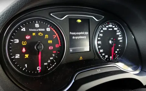 Kontrolki Audi A3: świeci się kontrolka płynu do spryskiwaczy i inne ostrzeżenia.