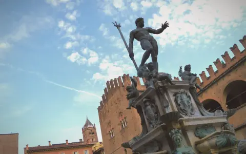 Fontana del Nettuno, simbolo di Bologna. Ideale per chi cerca dove alloggiare a Bologna, vicino a monumenti e portici.