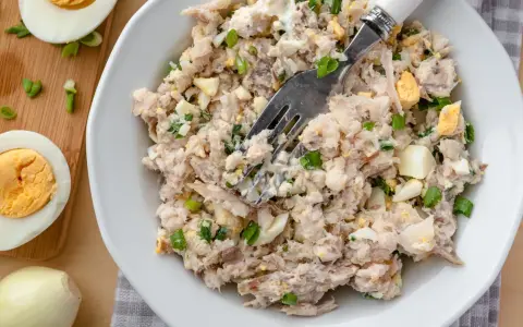 Pyszna pasta z makreli z jajkiem i szczypiorkiem, gotowa do podania.
