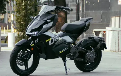 Moto eléctrica negra, diseño futurista, la mejor 125 para la ciudad.