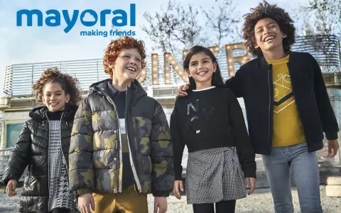 Niños sonriendo con ropa de Mayoral, ideal para el Black Friday.