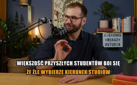 Mężczyzna z mikrofonem i okularami, który pomaga wybrać kierunek studiów. Wiele osób obawia się, na jakie studia iść.