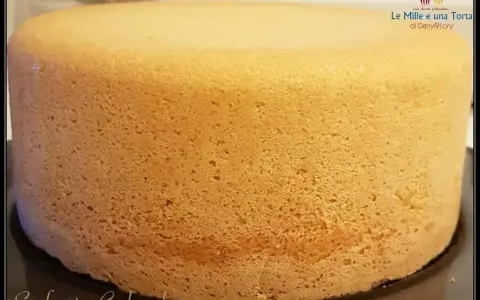 Pan di spagna sofficissimo con lievito, dalla consistenza ariosa e dorata, pronto per essere farcito.