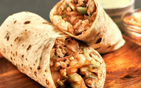Dwa burrito z mięsem, cebulą i papryką. Idealne przyprawy do burrito to te, które podkreślą smak farszu.