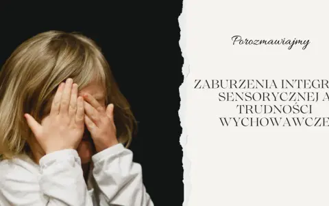 Dziecko z blond włosami zakrywa twarz dłońmi na czarnym tle.