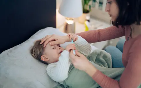 Mutter misst Fieber bei krankem Kind. Hoffnung auf Heilung, auch bei Kinder Asthma.