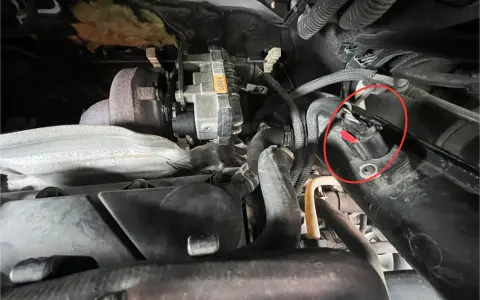 Wtyczka czujnika zaznaczona na czerwono, potencjalny problem z dtc p1335 ford.