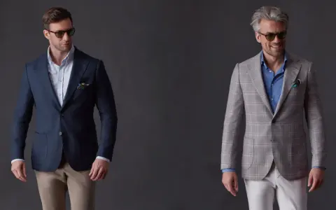 Elegancka stylizacja na chrzciny ze spodniami: granatowa marynarka z beżowymi spodniami lub szara w kratę z białymi.