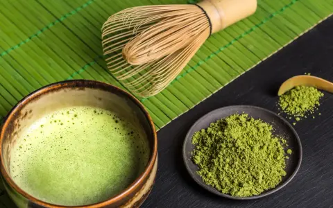 Matcha: co to jest? Właściwości, rodzaje, przygotowanie i zakup