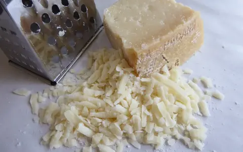 Tarty ser żółty i tarka. Zastanawiasz się, czy ser żółty można mrozić? Tak, można, ale warto wiedzieć jak.