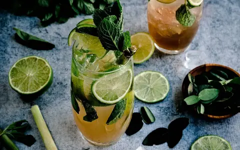 Grant's Tropical Fiesta: orzeźwiający drink z limonką i miętą. Idealny na upalne dni, świetnie smakuje z rumem lub ginem.