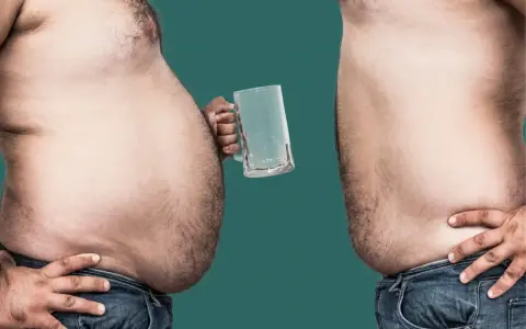 Zwei Männerbäuche im Profil. Einer hält ein leeres Bierglas. Der andere greift sich an die Hüfte. Ein visueller Hinweis auf abnehmen durch alkoholverzicht.