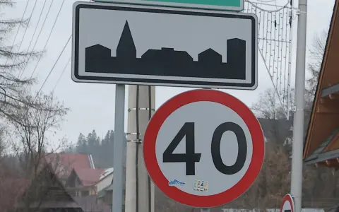 Znak informuje o wjeździe na teren zabudowany. Ograniczenie prędkości do 40 km/h.
