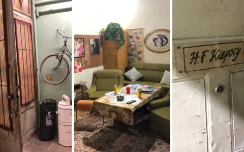 Wnętrze mieszkania Kiepskich z serialu. Widać drzwi z witrażem, rower wiszący na ścianie, kanapy i stolik kawowy.