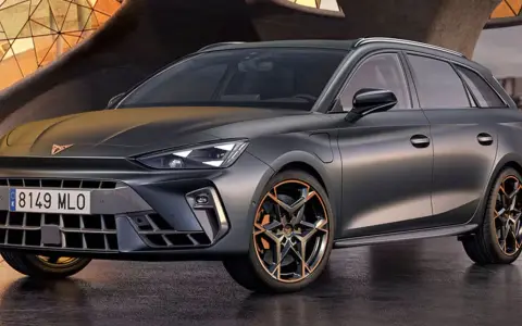 Un coche familiar oscuro con detalles deportivos, ideal para viajes largos. Estos coches cómodos combinan estilo y funcionalidad.