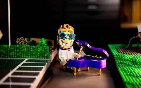 En Lego-version av Elton John spelar piano i en scen inspirerad av Lego Masters Sverige.
