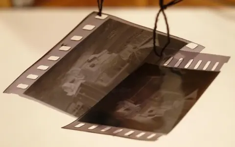 Jak wywołać zdjęcia z kliszy? Lab czy DIY? Poradnik, koszty, proces.