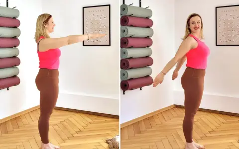 Frau übt tiefe Atmung zur Beruhigung, um sich auf Pilates vorzubereiten. Yogamatten sind an der Wand aufbewahrt.