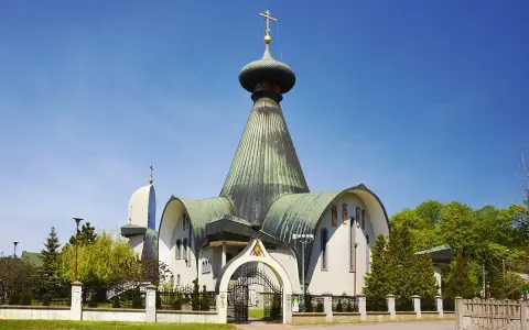 Piękna cerkiew w Polsce z charakterystyczną kopułą i krzyżem. Wspaniały przykład architektury sakralnej.