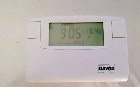 Termostato digitale ELEWEX: mostra 9:05 e 19.4°C. Utile per capire il timer caldaia come funziona e programmare il riscaldamento.