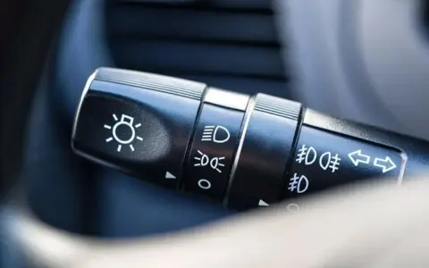 Palanca de luces del coche. Muestra los símbolos de luces bajas, altas y que luz antiniebla es obligatoria para visibilidad.