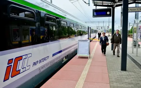 PKP Intercity na peronie. Tablica informacyjna obok pociągu, może zawierać dane o zgubionych rzeczach, jak w biurze rzeczy znalezionych PKP.