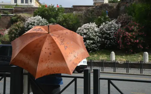 Ombrello arancione bagnato dalla pioggia, un'idea per cosa vedere a Roma se piove: musei e gallerie d'arte.
