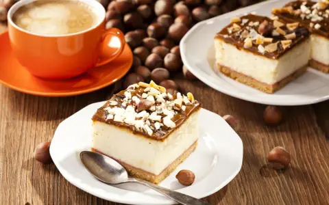 Schneller 10 min Kuchen ohne backen: cremiger Käsekuchen mit Karamell und Nüssen, dazu ein Kaffee.