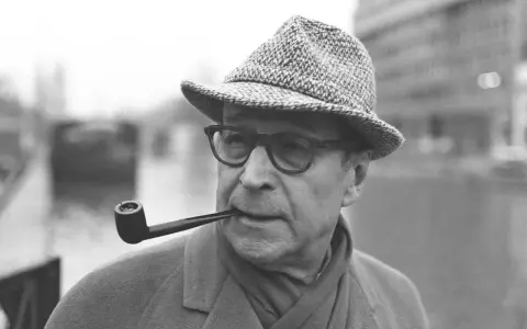 L'autore Georges Simenon con la pipa, un'immagine che evoca i suoi celebri maigret libri in ordine cronologico.