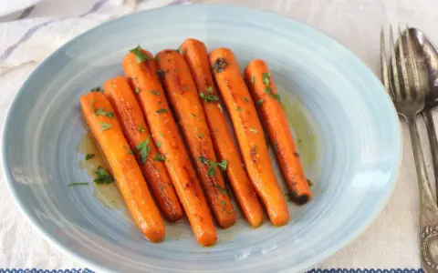 Zanahorias glaseadas con perejil picado, perfectas para tus recetas con zanahoria. Un plato sencillo y delicioso.