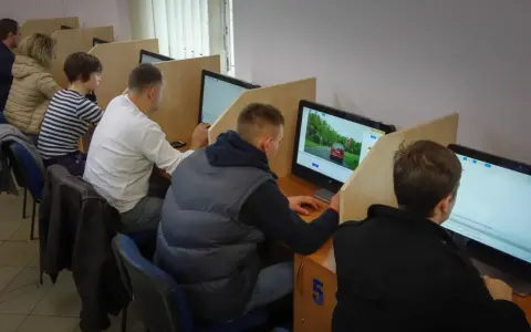 Uczestnicy kursu na prawo jazdy sprawdzają, ile błędów można zrobić na egzaminie teoretycznym, siedząc przy komputerach.