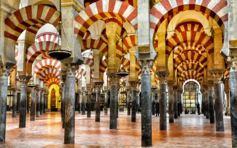Wielokondygnacyjne łuki w Mezquita w Kordobie to obowiązkowy punkt, gdy zastanawiasz się, co zobaczyć w Kordobie.