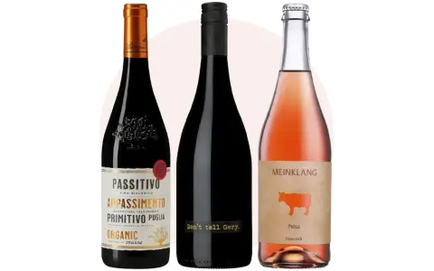Tre flaskor vin: en röd, en svart och en rosé. Perfekt vin till hamburgare för alla smaker.