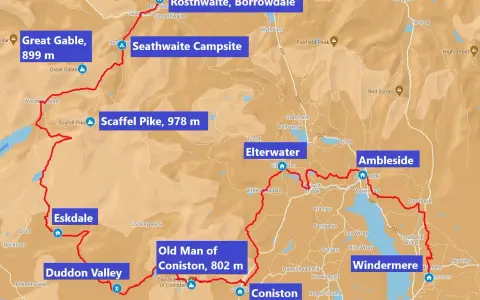 Karte des Lake District mit markierten Wanderwegen und Gipfeln wie Scafell Pike.