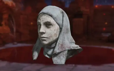 Máscara blanca de Elden Ring, con un rostro sereno y velo gris manchado de sangre, sobre un fondo oscuro y rojizo.