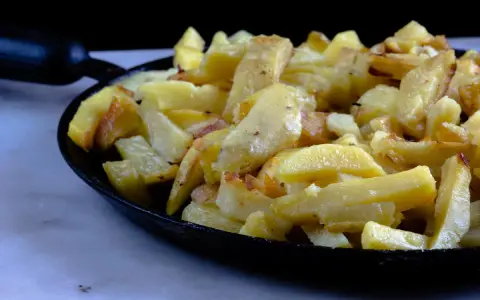 Patate in tecia, dorate e croccanti, pronte per essere gustate.